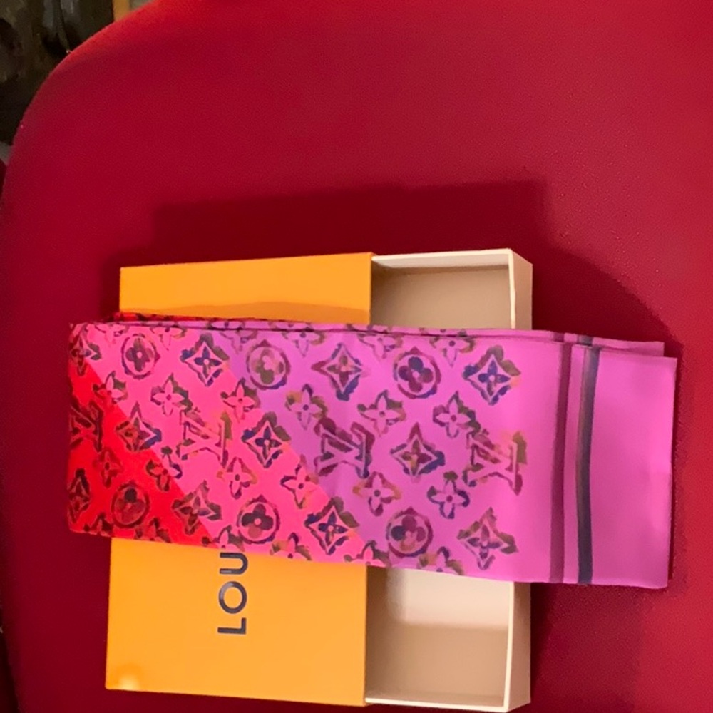Louis Vuitton Twilly Scarf 💗